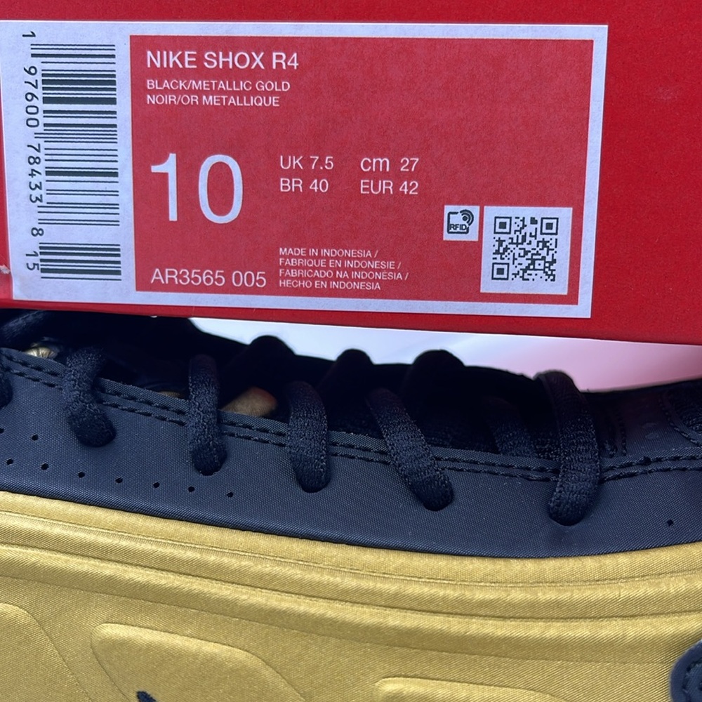 Nike WMNS Shox R4
Sneakers 
Black/Metallic Silver/Metallic
Gold
Style AR3565-005 - Picture 15 of 16